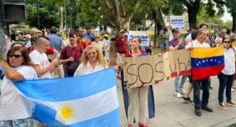 Masiva protesta de venezolanos contra la llegada de Maduro a la Argentina, NA	