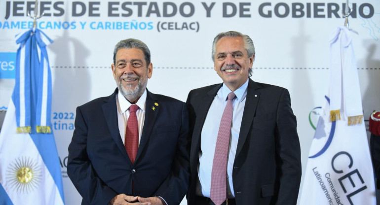 Alberto Fernández junto a Ralph Gonsalves, primer ministro de San Vicente y las Granadinas. Foto: NA.