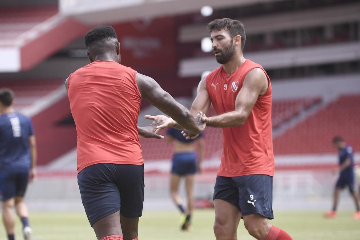 Martín Cauteruccio y Mauricio Cuero. Foto: Twitter @Independiente.