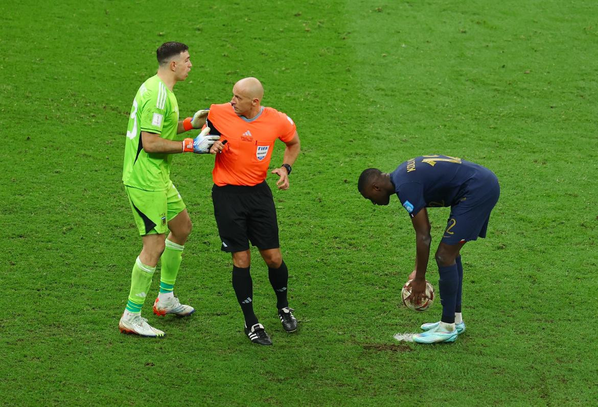 Emiliano Martínez en el penal ante Kolo Muani en el Mundial de Qatar. Foto: REUTERS.