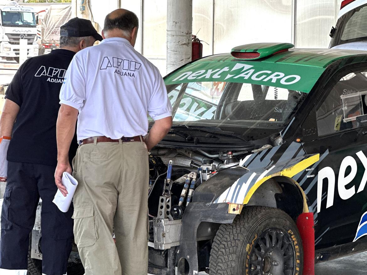 Operativo de Aduana sobre importación de autos de rally. Foto: Prensa.