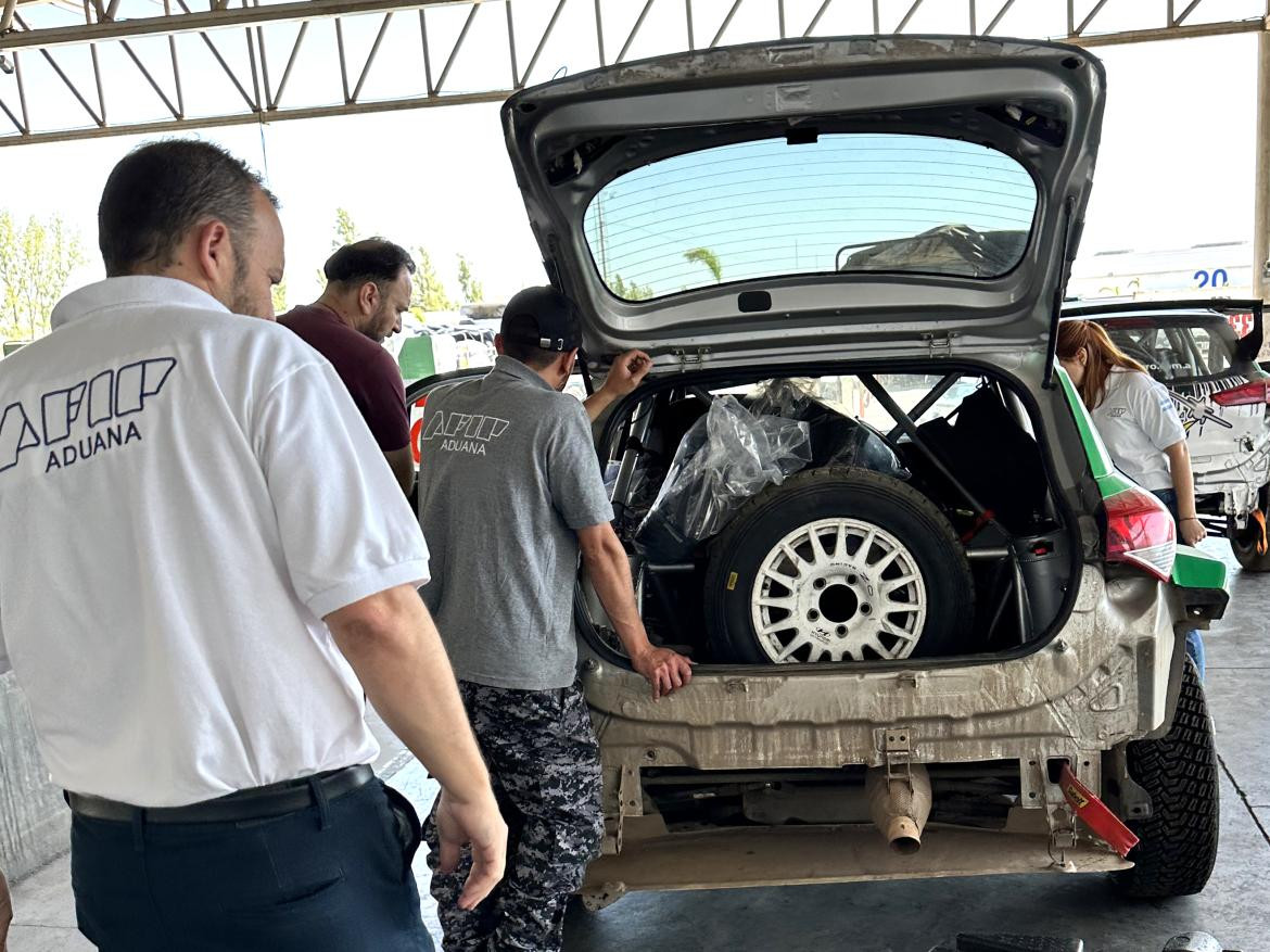 Operativo de Aduana sobre importación de autos de rally. Foto: Prensa.