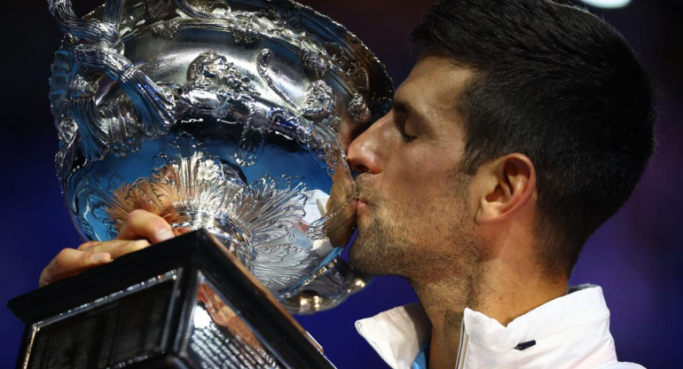 Djokovic con la copa. Foto: NA.