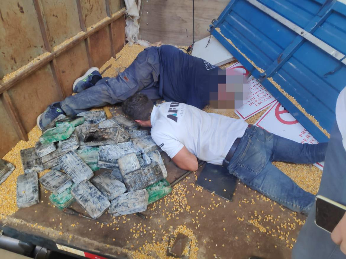 Cocaína escondida en un camión de maíz. Foto: Aduana.