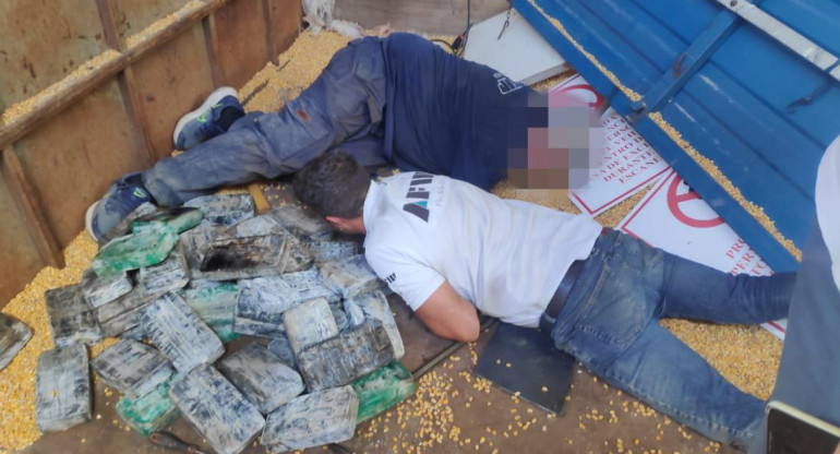 Cocaína escondida en un camión de maíz. Foto: Aduana.