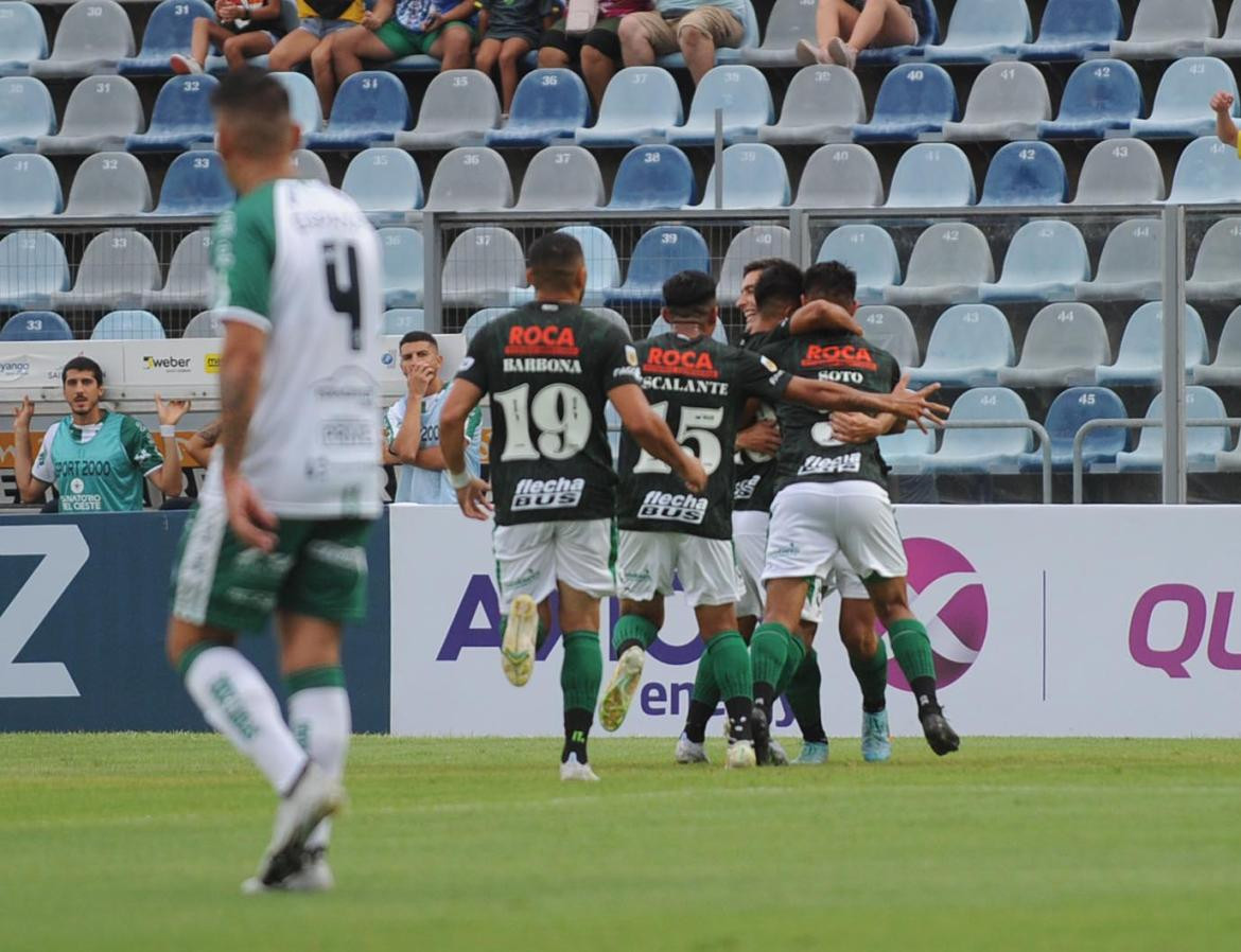 Festejo de Defensa y Justicia ante Ituzaingó por la Copa Argentina. Foto: Telam.