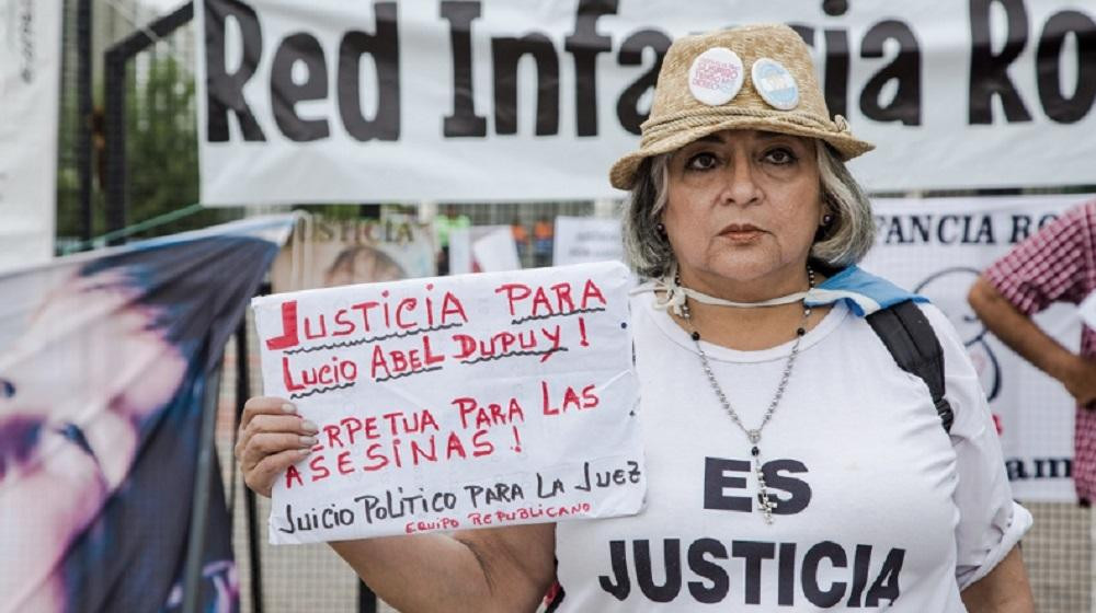 Apoyo de vecinos y manifestantes frente al Centro Judicial Santa Rosa en apoyo a familia de Lucio, Télam