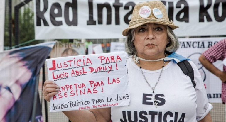 Apoyo de vecinos y manifestantes frente al Centro Judicial Santa Rosa en apoyo a familia de Lucio, Télam