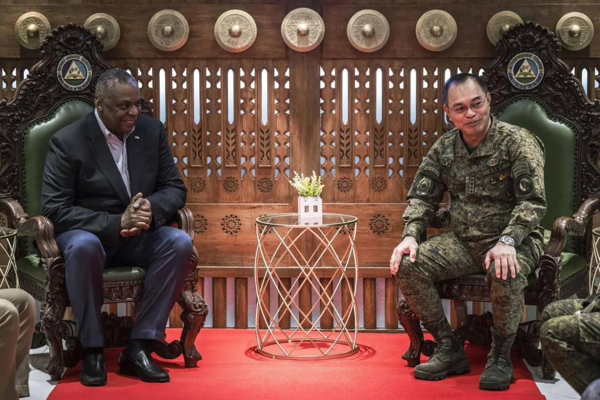 El Secretario de Defensa de EEUU, Lloyd J. Austin, se reúne con el jefe de Defensa filipino, Andres Centin. Foto: REUTERS