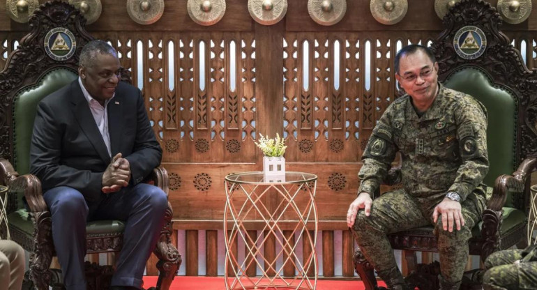 El Secretario de Defensa de EEUU, Lloyd J. Austin, se reúne con el jefe de Defensa filipino, Andres Centin. Foto: REUTERS
