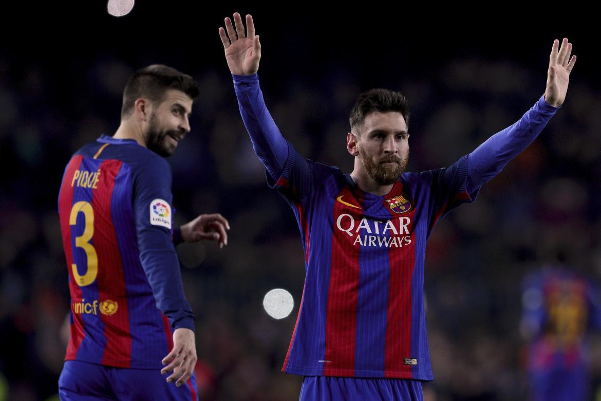 Lionel Messi y Piqué; Barcelona. Foto: NA.