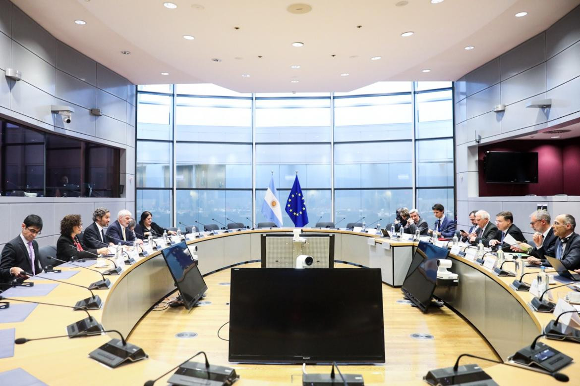 Santiago Cafiero reunido en Bruselas. Foto: Cancillería argentina