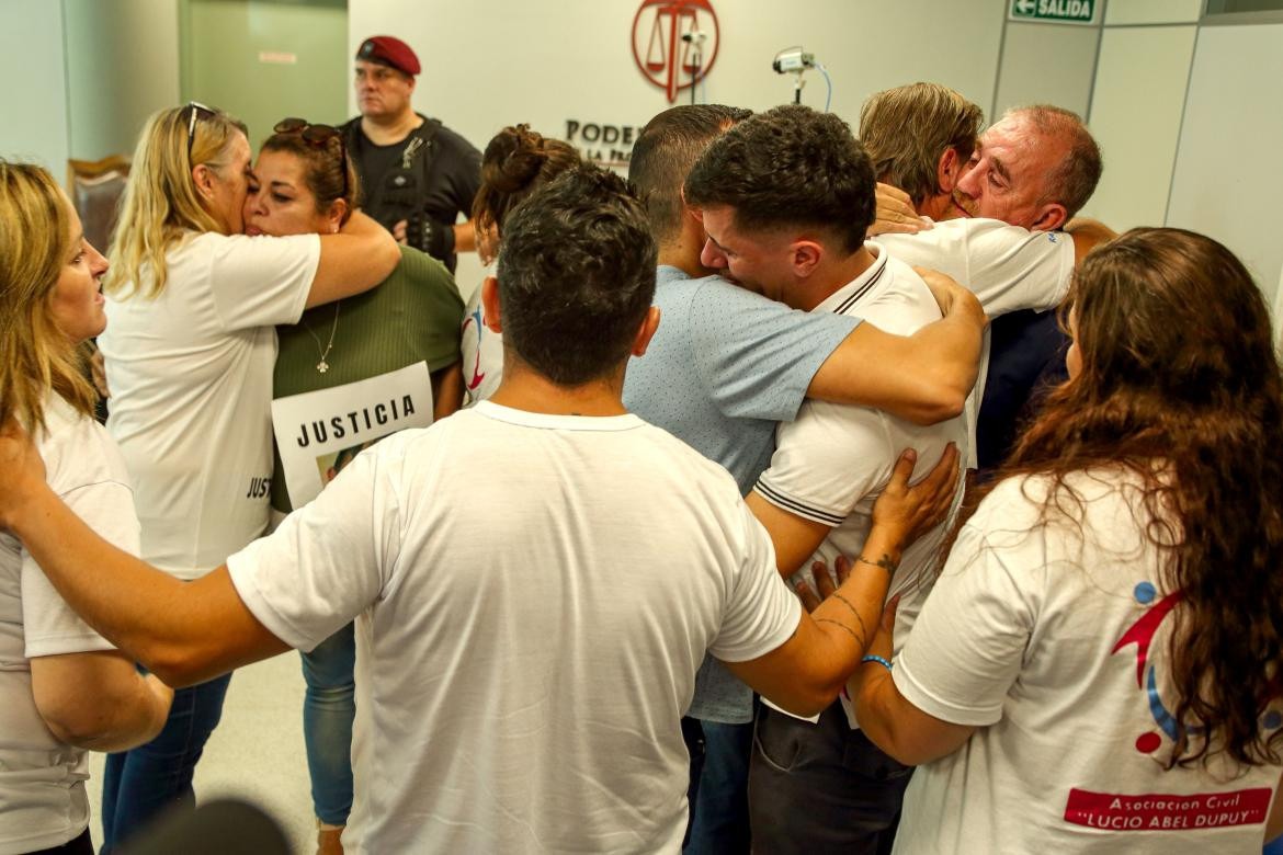 Los familiares de Lucio Dupuy tras conocer la sentencia. Foto: Télam.