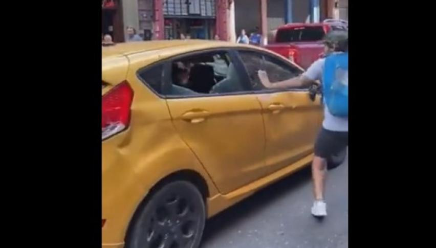 Automovilisto atropelló a manifestantes en Rosario y le rompieron el auto. Foto: NA.