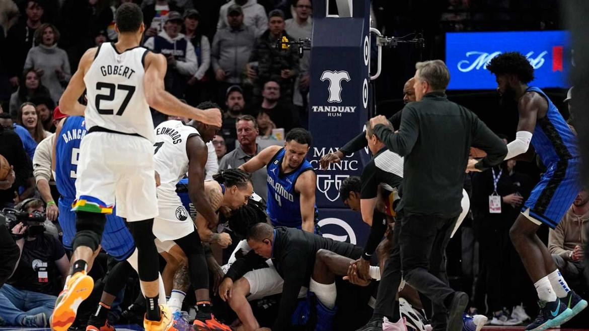 Pelea en la NBA entre jugadores de Orlando y Minnesota.