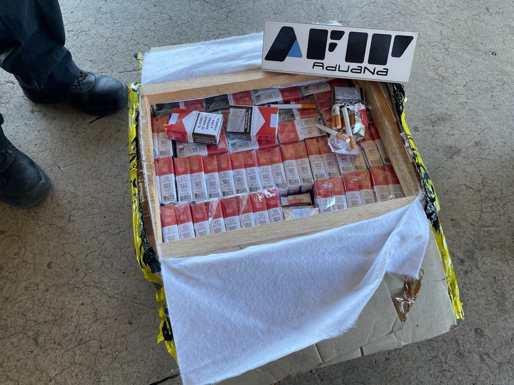 Operativo de Aduana para secuestrar 4000 paquetes de cigarrillos que iban a Australia. Foto: Prensa.