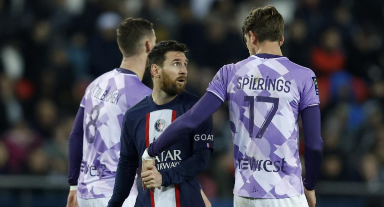 Messi y un tenso cruce que revivió un hecho del Mundial. Foto: Reuters.