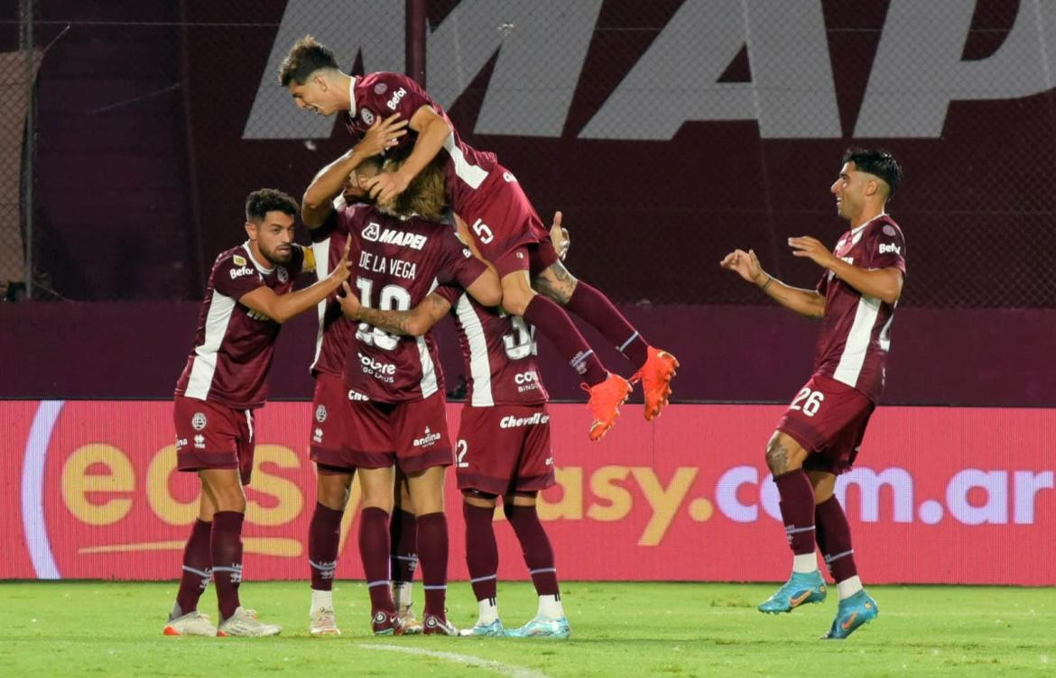 En un final agónico, Lanús venció a San Lorenzo y es puntero de la Liga Profesional. NA