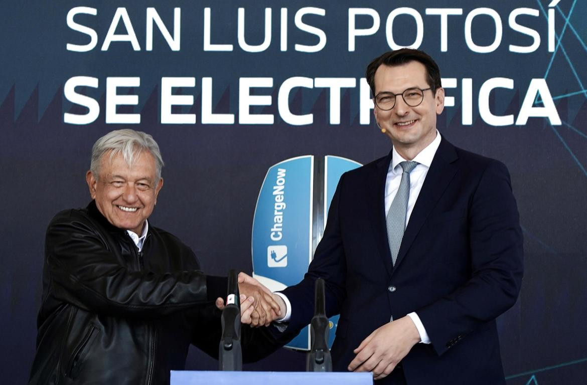 López Obrador con el miembro del Consejo de Administración de BMW AG, Milan Nedeljkovic. Foto: EFE.