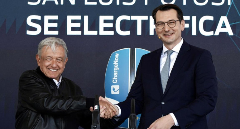 López Obrador con el miembro del Consejo de Administración de BMW AG, Milan Nedeljkovic. Foto: EFE.