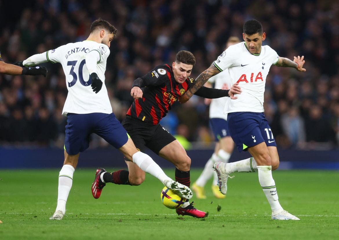 Cristian Romero y Julián Álvarez; Tottenham-Manchester City. Foto: Reuters.