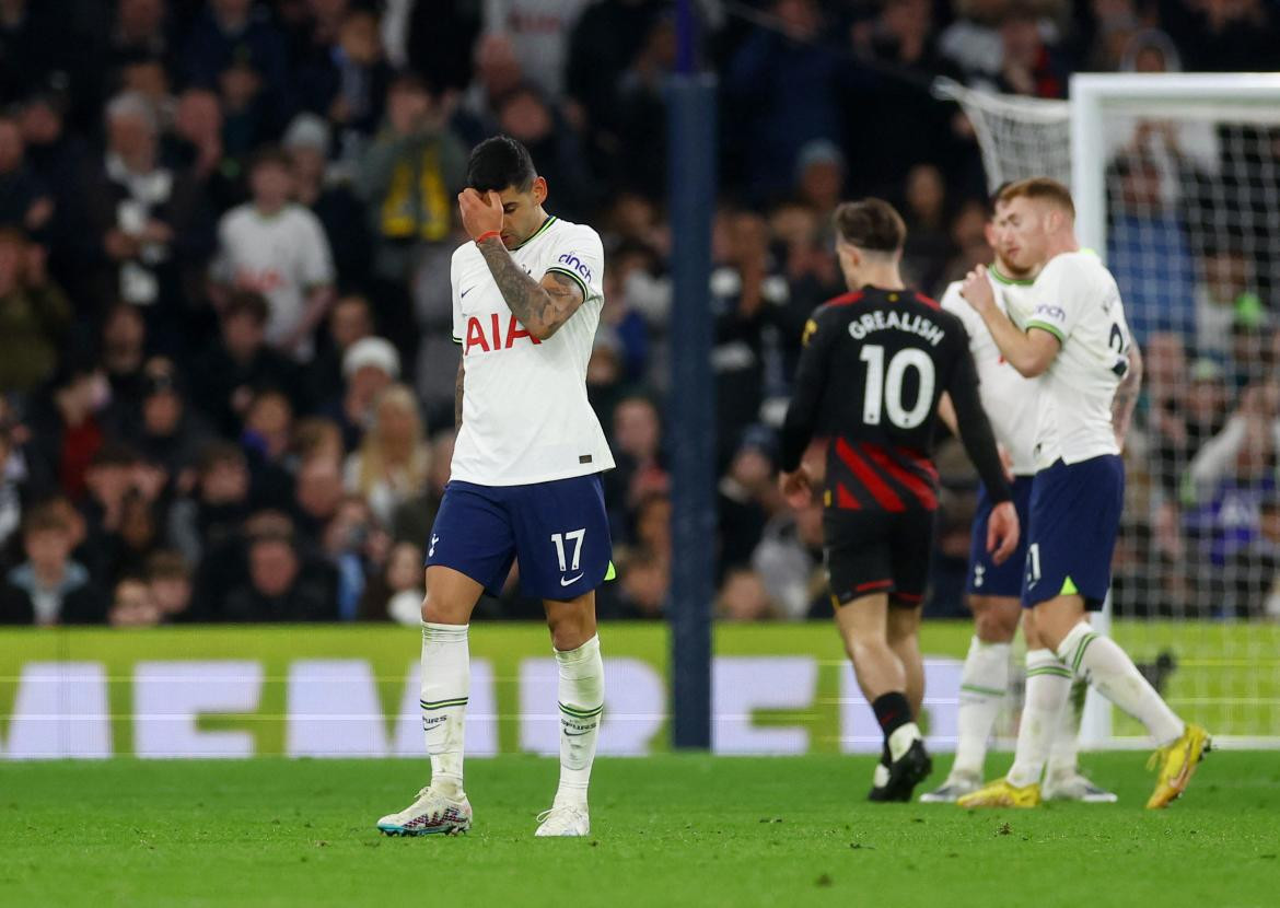 Cristian Romero expulsado; Tottenham-Manchester City. Foto: Reuters.