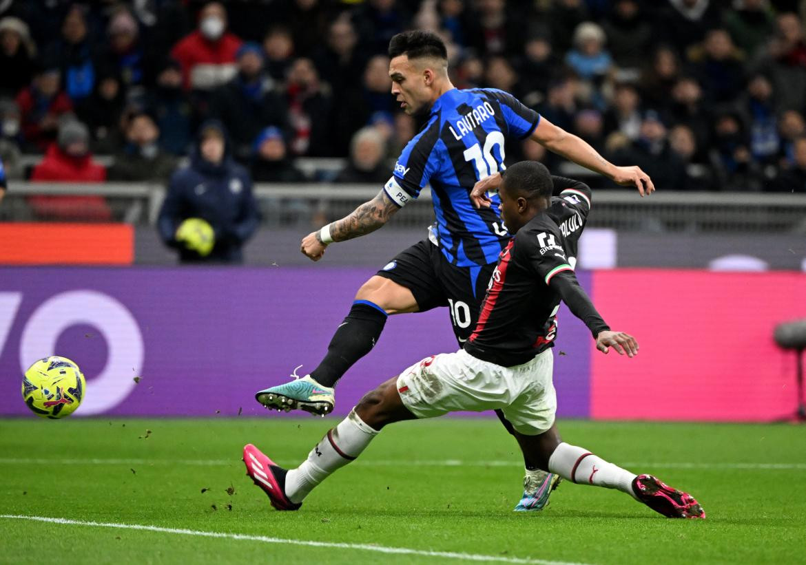 Lautaro Martínez vs. Milan. Foto: Reuters.