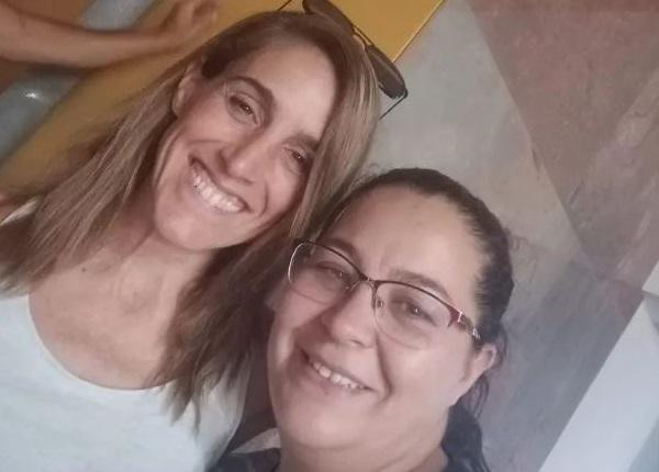 Soledad Pastorutti y la docente que la recibió en Mendoza. Foto: Facebook.