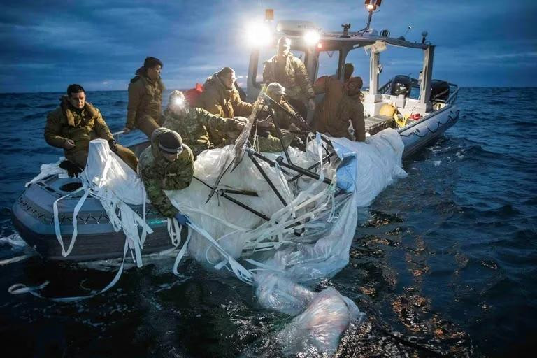 La Armada de EE.UU. recuperando los restos del globo espía chino. Foto: REUTERS