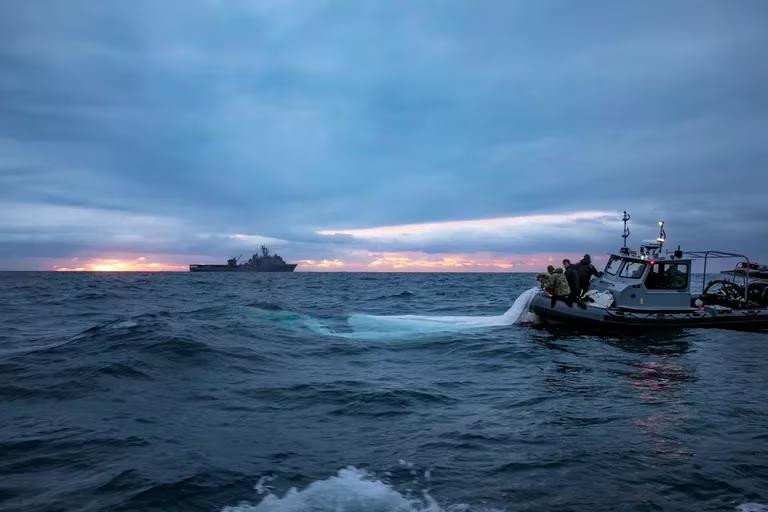 La Armada de EE.UU. recuperando los restos del globo espía chino. Foto: REUTERS