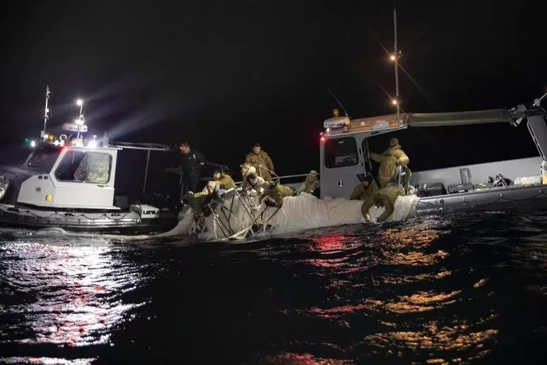 La Armada de EE.UU. recuperando los restos del globo espía chino. Foto: REUTERS