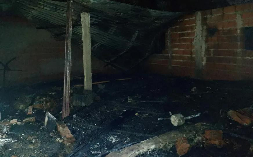 La casa incendiada del hombre que atacó a su madre en Ensenada. Foto: Infocielo