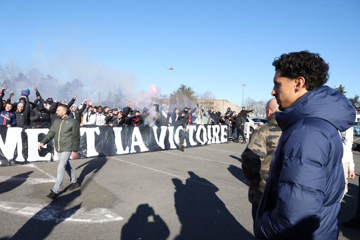 Visita de hinchas del PSG al plantel antes del clásico ante el Olympique de Marsella. Foto: NA.