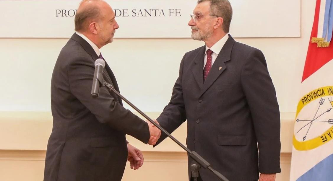 Rubén Rimoldi junto a Omar Perotti el día de su juramento como ministro de Seguridad de Santa Fe. Foto Prensa Gobierno de Santa Fe