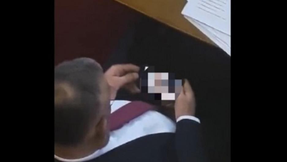 Diputado serbio sorprendido viendo pornografía_Twitter