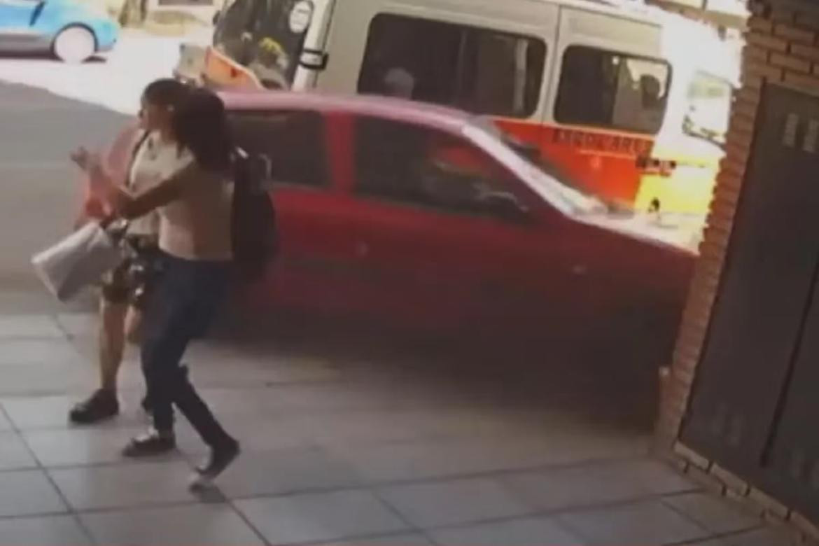 Auto se metió a un edificio. Foto: captura de video