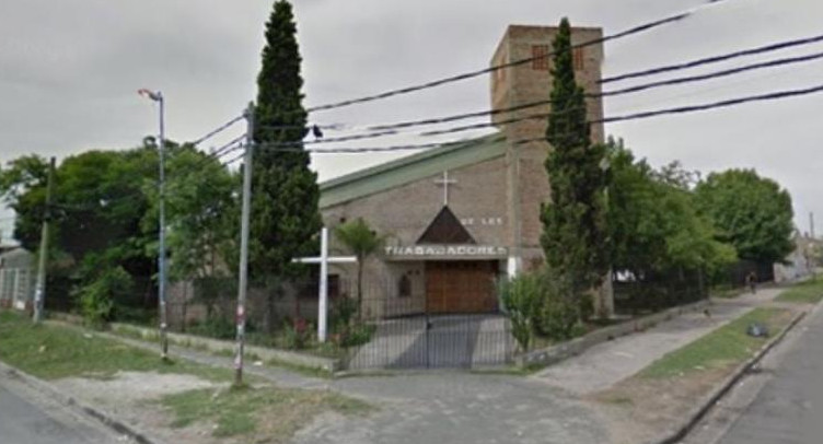 La iglesia donde casi ocurre el femicidio en Lanús. Foto: NA