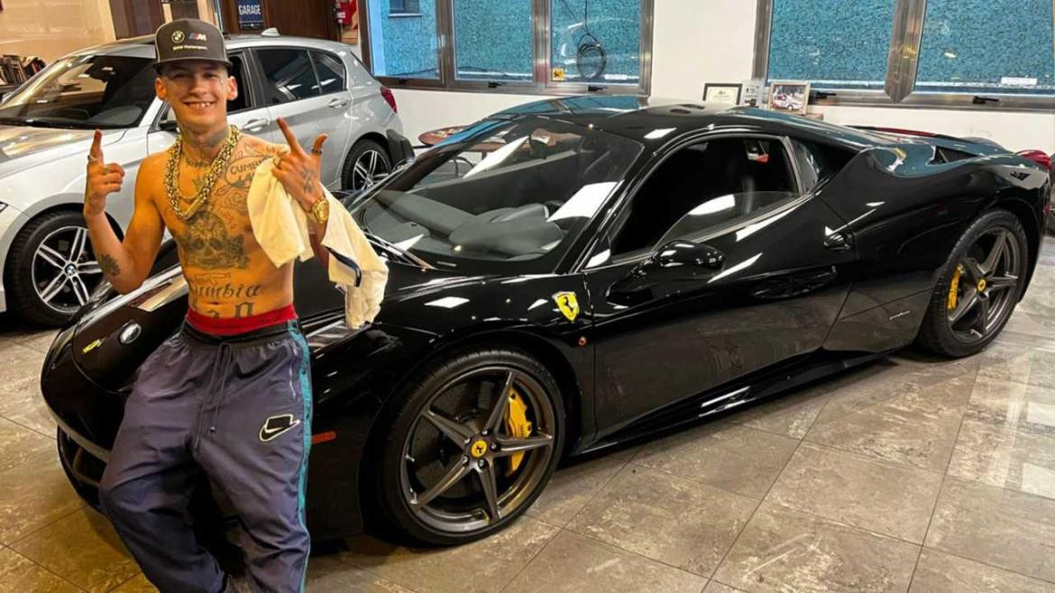 L-Gante con su nuevo Ferrari. Foto: Instagram @lgante_keloke.