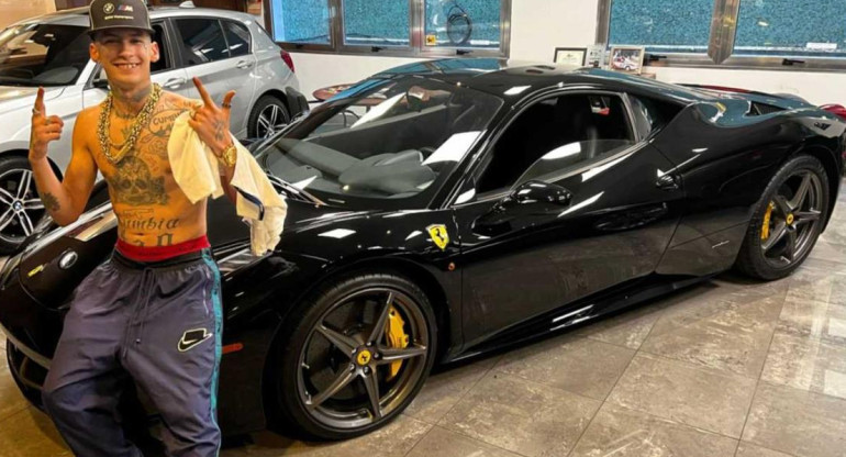 L-Gante con su nuevo Ferrari. Foto: Instagram @lgante_keloke.