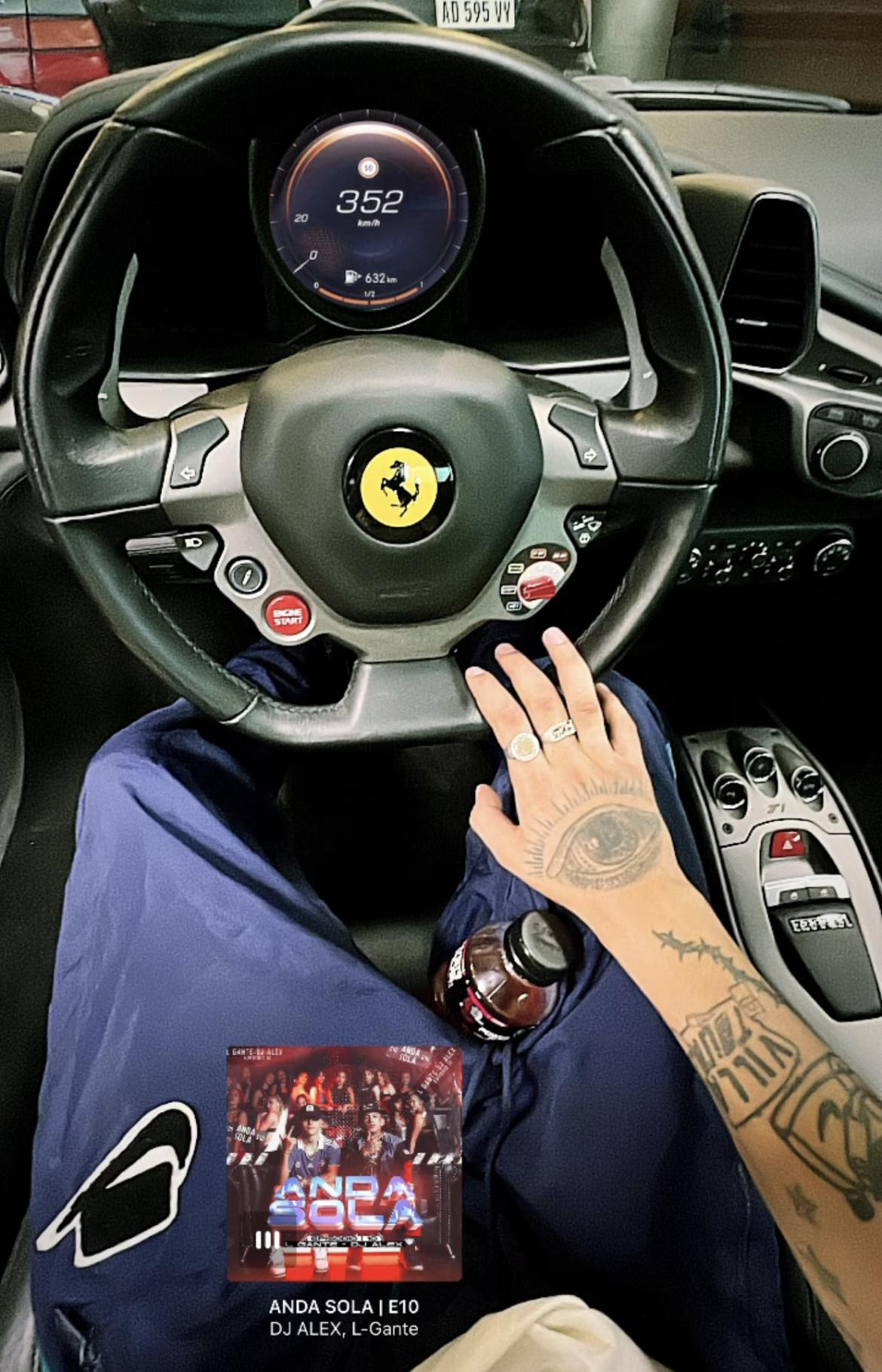 L-Gante a bordo de su Ferrari. Foto: Instagram @lgante_keloke.