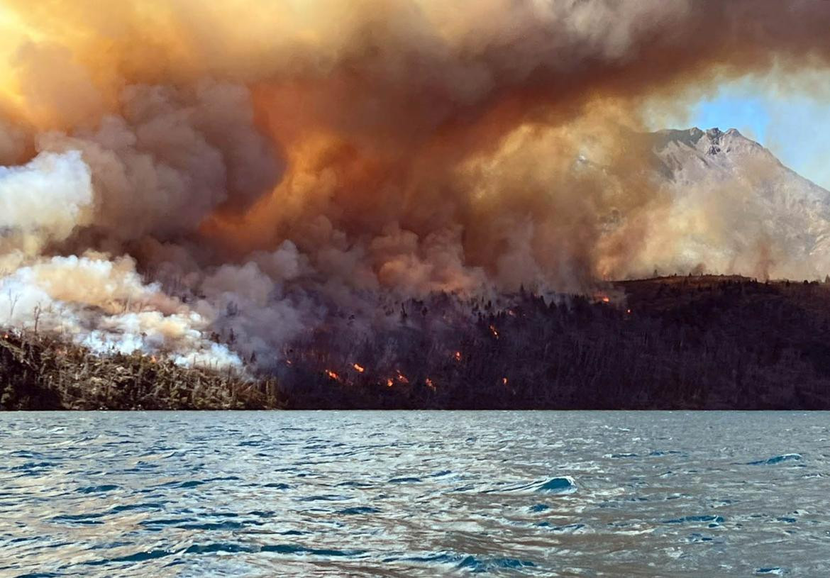 Incendios en el Parque Nacional Los Alerces, Chubut. Foto: Télam