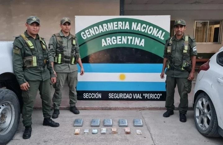 Operativo de Gendarmería en Jujuy para detener a un auto con cocaina debajo de niños.