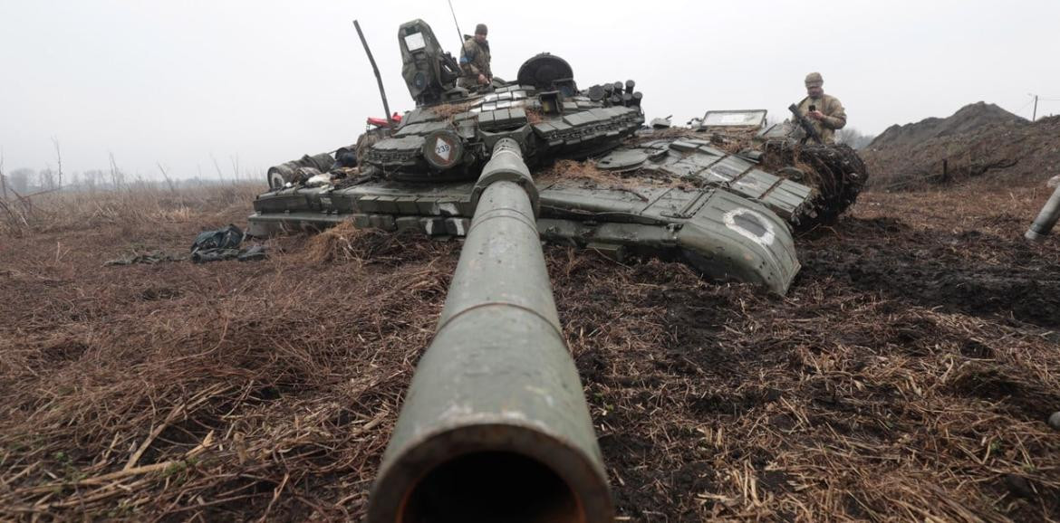 Soldados ucranianos inspeccionan el tanque ruso en el área de Kiev. Foto: EFE.