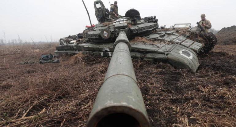 Soldados ucranianos inspeccionan el tanque ruso en el área de Kiev. Foto: EFE.