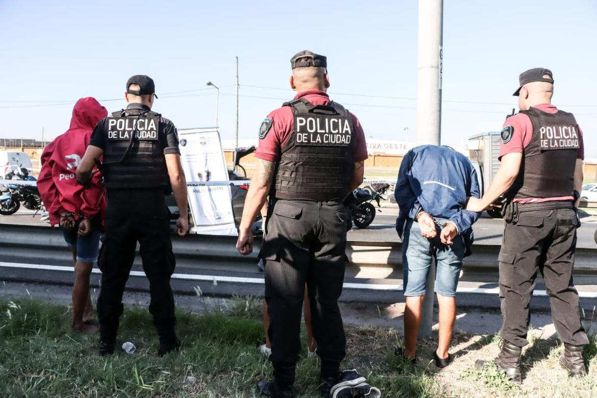 Persecución y detención en Puente La Noria. Foto: Télam