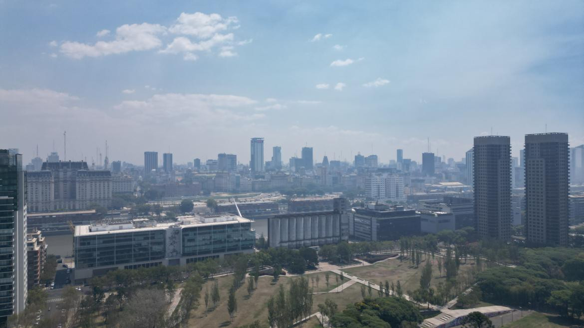 La Ciudad de Buenos Aires afectada por el humo. Foto: Télam