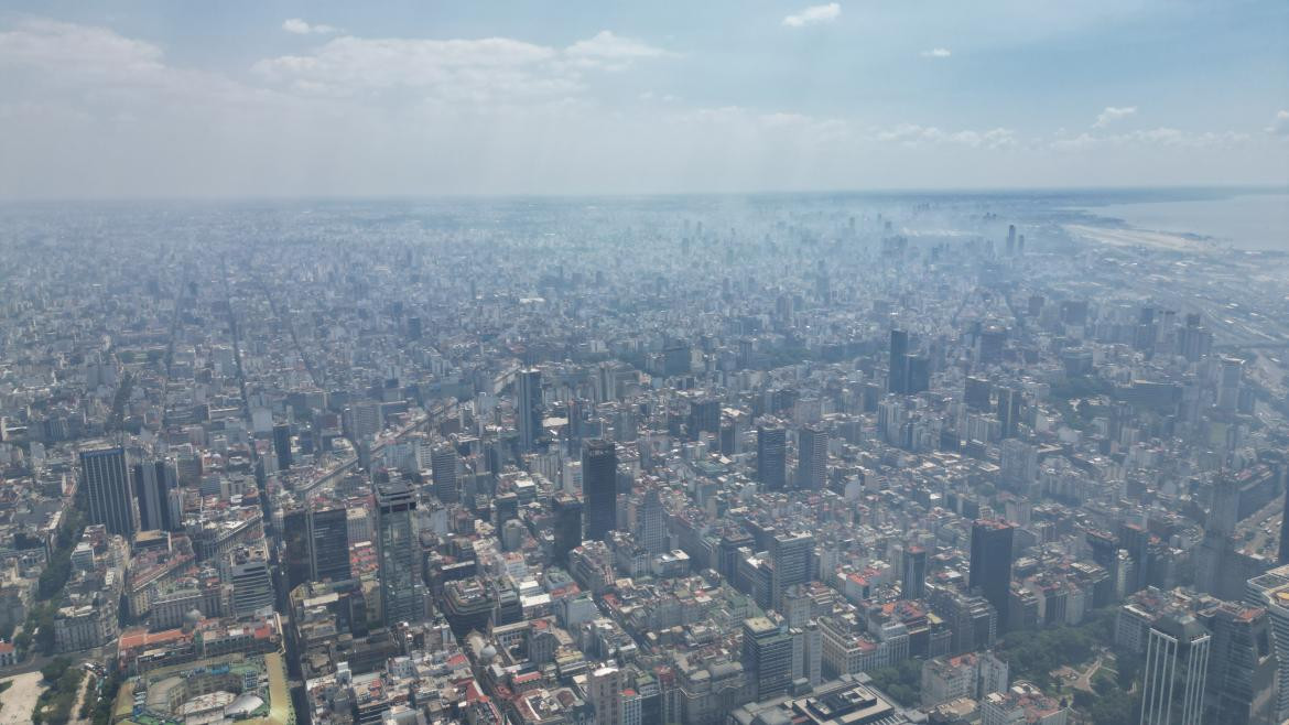 La Ciudad de Buenos Aires afectada por el humo. Foto: Télam