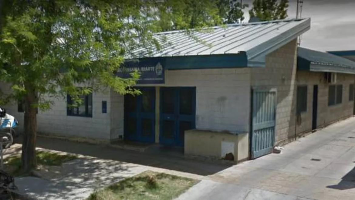 La comisaría donde estuvo detenido el padre del menor en Mendoza. Foto: Google Maps