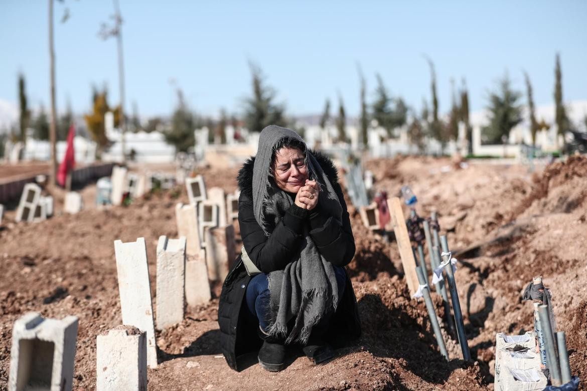 Mujer entre las tumbas. Foto: EFE