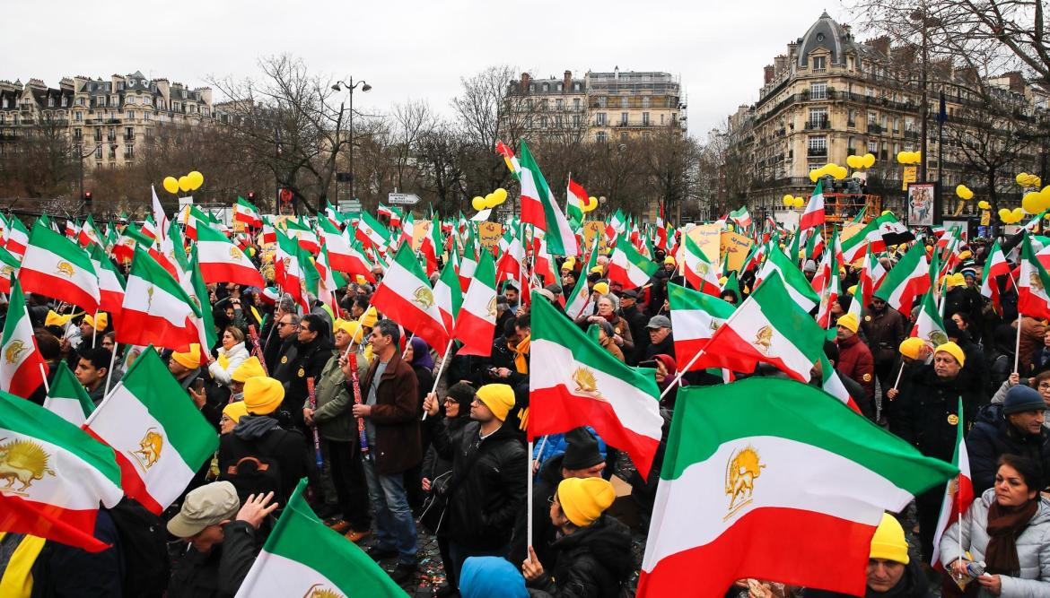 Exiliados iraníes festejan el aniversario n°44 de la revolución iraní. Foto EFE